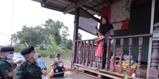 มทภ.4 นำถุงยังชีพ ลุยน้ำส่งถึงบ้าน เร่งช่วยเหลือบรรเทาความเดือดร้อนผู้ประสบอุทกภัย จ.ปัตตานี