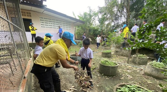 ระดมกำลัง เข้าฟื้นฟูดูแลทำความสะอาดโรงเรียนบ้านต้นตาลหลังน้ำลด