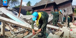 จิตอาสาพัฒนาฟื้นฟู ทำความสะอาด ช่วยเหลือบ้านเรือนของประชาชนที่ได้รับความเสียหายจากกระแสน้ำล้นจากพนังกั้นแม่น้ำโก-ลก จังหวัดนราธิวาส