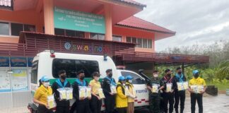 กอ.รมน.ภาค 4 สน. เชิญถุงยาพระราชทานนำไปมอบให้กับผู้ประสบอุทกภัย เพื่อบรรเทาความเดือดร้อนให้กับพี่น้องประชาชนในพื้นที่จังหวัดปัตตานี