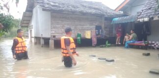 ทหารพราน 43 เข้าช่วยเหลือประชาชนที่ได้รับความเดือดร้อนจากอุทกภัย