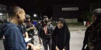 เจ้าหน้าที่ตรวจสอบบ้านต้องสงสัยเชิญเจ้าของบ้านให้ข้อมูลได้รับความร่วมมือเป็นอย่างดี