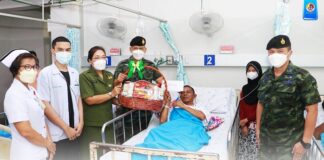 ผบ.ฉก.นราธิวาส พร้อมด้วย ประธานสมาคมแม่บ้านทหารบก สาขา พล.ร.15 เยี่ยมให้กำลังใจกำลังพลที่ได้รับบาดเจ็บจากเหตุการณ์ความรุนแรง ในพื้นที่ อ.ศรีสาคร จ.นราธิวาส