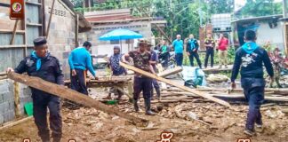 ทหารพราน 44 ช่วยประชาชนรื้อถอนบ้าน เพื่อเตรียมการพัฒนาและปรับปรุงที่อยู่อาศัย ภายใต้ “โครงการสร้างบ้าน ปันสุข”