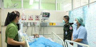 ศูนย์ประสานการแพทย์จังหวัดชายแดนภาคใต้ ลงพื้นที่โรงพยาบาลนราธิวาสราชนครินทร์ ติดตามอาการผู้ป่วยโรคหลอดเลือดสมองตีบ หลังบินเฮลิคอปเตอร์ด่วน ช่วยชีวิตเพื่อนมนุษย์
