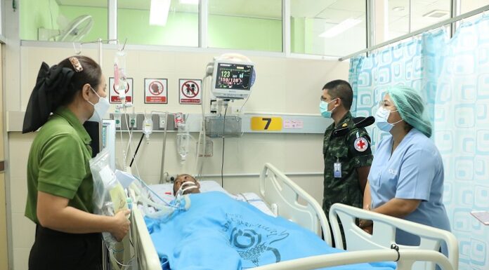 ศูนย์ประสานการแพทย์จังหวัดชายแดนภาคใต้ ลงพื้นที่โรงพยาบาลนราธิวาสราชนครินทร์ ติดตามอาการผู้ป่วยโรคหลอดเลือดสมองตีบ หลังบินเฮลิคอปเตอร์ด่วน ช่วยชีวิตเพื่อนมนุษย์