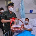 แม่ทัพภาคที่ 4 เยี่ยมกำลังพลได้รับบาดเจ็บจากเหตุคนร้ายลอบวางระเบิด ชุดรักษาความปลอดภัยเส้นทางรถไฟ ชุดคุ้มครองตำบลสาวอ นำความห่วงใยผู้บัญชาการทหารบกมอบแก่กำลังพล