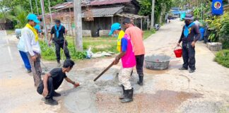 ทหารพราน 45 ร่วมแรง ร่วมใจพัฒนา ซ่อมแซมถนน และปรับภูมิทัศน์สองข้างทาง เพื่อให้เกิดความปลอดภัยในการสัญจรของประชาชนในพื้นที่