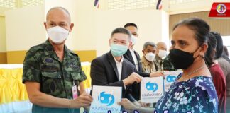 กอ.รมน.ภาค 4 สน. ร่วมกับห้างแว่นท็อปเจริญ สานต่อโครงการแว่นตาเพื่อพี่น้อง 3 จชต. จัดผู้เชี่ยวชาญให้บริการตรวจวัดสายตาและประกอบแว่นใหม่ฟรี แก่ผู้มีปัญหาทางสายตา พื้นที่ จ.ปัตตานี