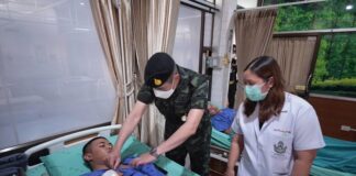 แม่ทัพภาคที่ 4 เยี่ยมให้กำลังใจผู้ได้รับบาดเจ็บจากเหตุรถทัวร์พลิกคว่ำ ในพื้นที่ อ.เวียงสระ จ.สุราษฎร์ธานี