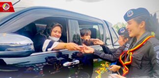 ทหารพราน 49 มอบอินทผลัม ให้กับพี่น้องประชาชนชาวไทยมุสลิม ที่เดินทางสัญจรผ่านไป – มา เพื่อใช้ในการละศีลอดห้วงเดือนรอมฎอน