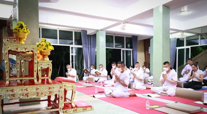 กอ.รมน.ภาค 4 ส่วนหน้า นำกำลังพลไหว้พระสวดมนต์ในวันพระ ขึ้น 8 ค่ำ เดือน 5