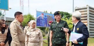 ผู้ปกครองและบรรดาญาติๆ มารอรับนักศึกษาไทยชายแดนใต้จากซูดานชุดที่ 2 จำนวน 60 คน บรรยากาศอบอวลไปด้วยความดีใจอุ่นใจที่ลูกหลานกลับบ้านอย่างปลอดภัย