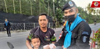 มอบอินทผลัมให้กับพี่น้องมุสลิม ที่เดินทางสัญจรไป-มา บริเวณหน้าฐานปฏิบัติการ ต.ตะโละหะลอ อ.รามัน จ.ยะลา