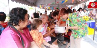 ชุมชนวิฑูรอุทิศสัมพันธ์เทศบาลนครยะลา ร่วมรดน้ำดำหัวผู้สูงอายุ สืบสานประเพณีไทย