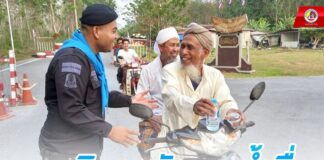 มอบอินทผลัม และน้ำดื่ม ให้กับประชาชนที่เดินทางสัญจร อย่างต่อเนื่อง ผ่านหน้าฐานปฏิบัติการ บนถนนเส้นทาง บ.ลีเซ็ง – บ.จะกว๊ะ อ.รามัน จ.ยะลา