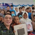 ต้อนรับด้วยหัวใจล้นหลาม เด็ก ๆ เยาวชน มอบกำลังใจแทนคำขอบคุณ แม่ทัพลุงต้น ด้วยข้อความผ่านกระดาษหัวใจ ให้ลุงแม่ทัพต้นมีกำลังใจและกำลังกายในการทำงานเพื่อพี่น้องจังหวัดชายแดนภาคใต้ต่อไป