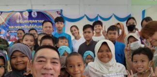 ต้อนรับด้วยหัวใจล้นหลาม เด็ก ๆ เยาวชน มอบกำลังใจแทนคำขอบคุณ แม่ทัพลุงต้น ด้วยข้อความผ่านกระดาษหัวใจ ให้ลุงแม่ทัพต้นมีกำลังใจและกำลังกายในการทำงานเพื่อพี่น้องจังหวัดชายแดนภาคใต้ต่อไป