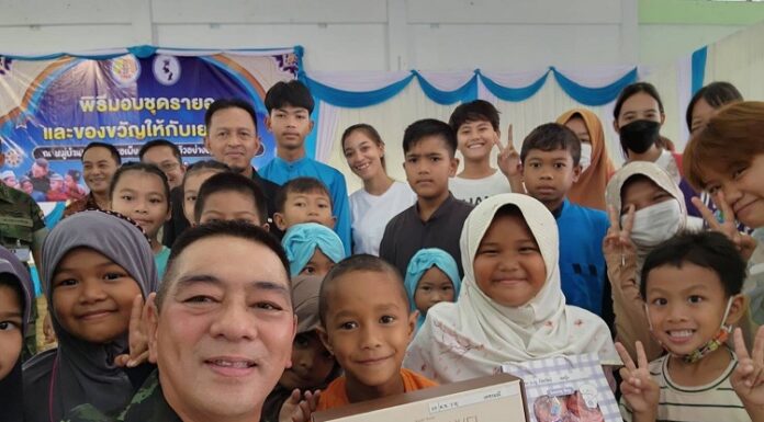 ต้อนรับด้วยหัวใจล้นหลาม เด็ก ๆ เยาวชน มอบกำลังใจแทนคำขอบคุณ แม่ทัพลุงต้น ด้วยข้อความผ่านกระดาษหัวใจ ให้ลุงแม่ทัพต้นมีกำลังใจและกำลังกายในการทำงานเพื่อพี่น้องจังหวัดชายแดนภาคใต้ต่อไป