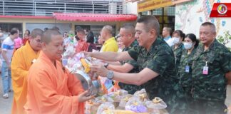 ร่วมทำบุญตักบาตร แด่พระสงฆ์ และสามเณร ในโครงการบรรพชาสามเณรภาคฤดูร้อน ร่วมสืบสานฟื้นฟูพระพุทธศาสนา