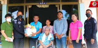 พบปะ เยี่ยมเยียนให้กำลังใจ พร้อมทั้งมอบวีลแชร์ และเบาะลม ให้กับบุพการีของกำลังพล