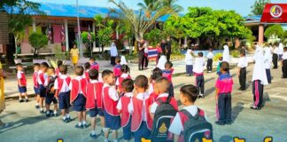 พบปะพูดคุยพัฒนาสัมพันธ์กับคณะครู นักเรียน และร่วมทำกิจกรรม “เสาธง 5 นาที”