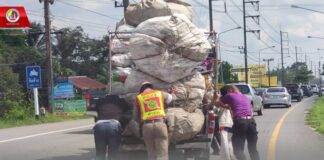 กำลังพลกองทัพบกช่วยเหลือผู้ประสบอุบัติเหตุรถเสียบนท้องถนนให้พ้นผิวการจราจร บริเวณด่านตรวจความมั่นคงบ้านควนมีด อ.จะนะ จ.สงขลา