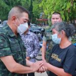 รดน้ำศพ ราษฎรเสียชีวิต และให้กำลังใจผู้ได้รับบาดเจ็บ จากเหตุลอบยิงชายป่าบ้านกาแย จะแนะ นราธิวาส