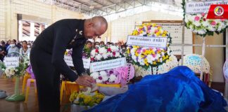 พิธีรดน้ำศพ และวางพวงหรีดเคารพศพ ผู้เสียชีวิตจากเหตุการณ์ คนร้ายลอบยิงชาวบ้านไทยพุทธ ในพื้นที่ อำเภอรือเสาะ จังหวัดนราธิวาส