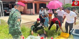 ทหารช่วยเหลือประชาชนที่ประสบอุบัติเหตุรถจักรยานยนต์ทางถนน