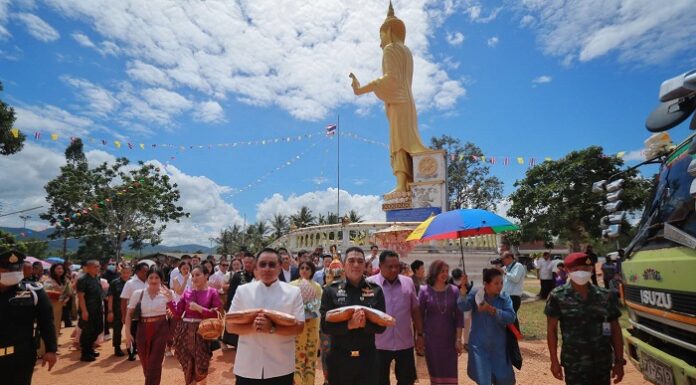 แม่ทัพภาคที่ 4 พร้อมพุทธศาสนิกชน ร่วมทอดผ้าป่าสามัคคี และยกช่อฟ้าศาลาการเปรียญวัดทุ่งปรือ อ.หาดใหญ่ จ.สงขลา