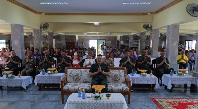 แม่ทัพภาคที่ 4 เป็นประธานหล่อเทียนพรรษา และทอดผ้าป่าสามัคคี สืบสานพระพุทธศาสนาร่วมกับพุทธศาสนิกชนใน อ.โคกโพธิ์ จ.ปัตตานี