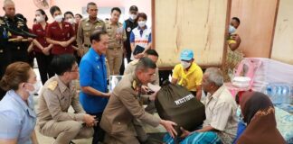 องคมนตรีประชุมติดตามความคืบหน้า พร้อมมอบสิ่งของพระราชทานแก่ประชาชนที่ประสบเหตุโกดังเก็บพลุ ดอกไม้ไฟระเบิด ในพื้นที่บ้านมูโนะ อ.สุไหงโก-ลก จ.นราธิวาส