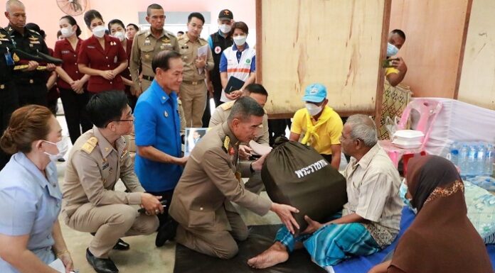 องคมนตรีประชุมติดตามความคืบหน้า พร้อมมอบสิ่งของพระราชทานแก่ประชาชนที่ประสบเหตุโกดังเก็บพลุ ดอกไม้ไฟระเบิด ในพื้นที่บ้านมูโนะ อ.สุไหงโก-ลก จ.นราธิวาส