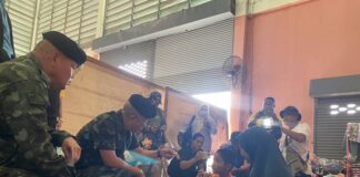 รองแม่ทัพภาคที่ 4 ลงพื้นที่เยี่ยมให้กำลังใจ ผู้ได้รับผลกระทบจากเหตุระเบิดโกดังเก็บพลุ ตลาดมูโนะ จ.นราธิวาส