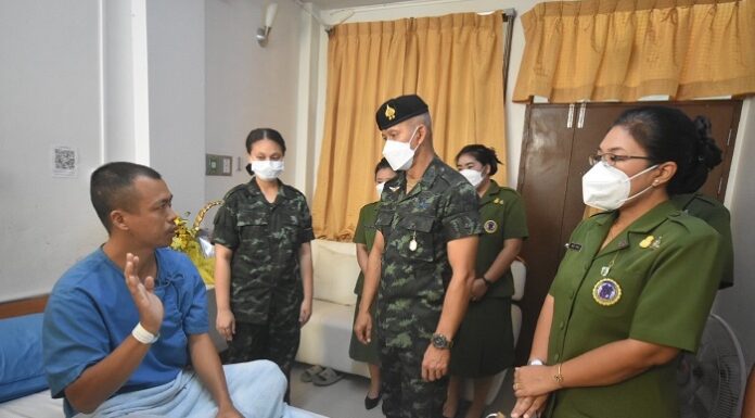 เยี่ยมให้กำลังใจกำลังพลที่ได้รับบาดเจ็บจากเหตุการณ์ลอบวางระเบิดรถยนต์บรรทุกทางทหาร บนเส้นทางสายเอเชีย ในพื้นที่ อ.ยะหริ่ง จ.ปัตตานี