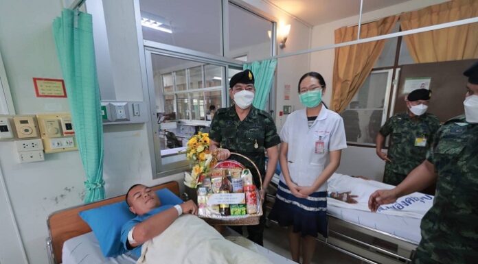 แม่ทัพภาคที่ 4 เยี่ยมให้กำลังใจกำลังพล ที่ได้รับบาดเจ็บ จากเหตุลอบวางระเบิดรถยนต์บรรทุกทางทหาร ของกองบังคับการควบคุมสุริโยทัย ในพื้นที่ อ.ยะหริ่ง จ.ปัตตานี กำชับเจ้าหน้าที่ทุกนาย เพิ่มความระมัดระวังในทุกภารกิจ และไม่ประมาท