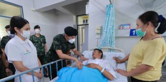 มทภ.4 เยี่ยม ชุดช่าง ฉก.ทพ.49 หลังได้รับบาดเจ็บจากเหตุระเบิด ขณะสร้างบ้านให้ผู้ยากไร้ในพื้นที่นราธิวาส นำความห่วงใยจาก ผบ.ทบ. มอบแก่กำลังพลและครอบครัว