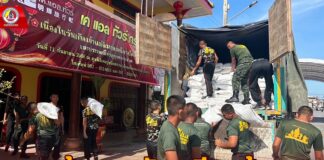 ขนย้ายและจัดเตรียมข้าวสาร ไว้สำหรับนำไปแจกจ่ายให้ผู้ยากไร้ ในประเพณีเทกระจาด ประจำปี 2566