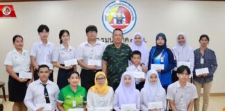 กอ.รมน.ภาค 4 สน. ร่วมกับภาคเอกชน มอบทุนการศึกษาแก่เยาวชนชายแดนใต้ เพราะการพัฒนาคนที่ดีที่สุดคือการให้โอกาสทางการศึกษา