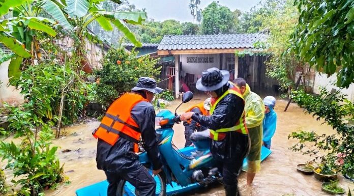 ทหารพราน 45 ลงพื้นที่ติดตามสถานการณ์อุทกภัย ประชาสัมพันธ์แจ้งเตือนฝนตกหนักในพื้นที่อำเภอระแงะ จังหวัดนราธิวาส