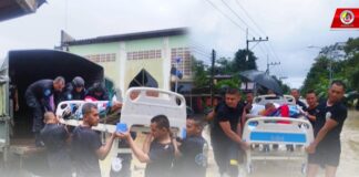 ทหารเรือนาวิกโยธินเข้าช่วยเหลือผู้ป่วยติดเตียงที่ประสบภัยน้ำท่วมในพื้นที่อำเภอยี่งอ จังหวัดนราธิวาส