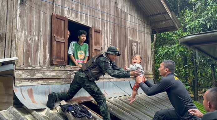 ผบ.ฉก.นราธิวาส พร้อมกำลังพลและยุทโธปกรณ์เร่งเข้าช่วยเหลือพี่น้องประชาชน ผู้ประสบอุทกภัย ในพื้นที่ อำเภอระแงะ จังหวัดนราธิวาส