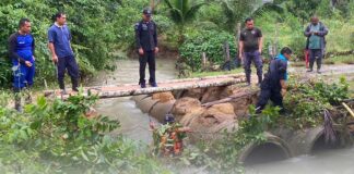 เข้าช่วยเหลือประชาชนผู้ประสบอุทกภัยจัดทำสะพานไม้ เพื่อให้ประชาชนสัญจรไป-มาได้สะดวก