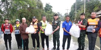 รอง ผอ.รมน. ภาค 4 สน. ลงพื้นที่ติดตามสถานการณ์น้ำท่วมบ้านท่าเรือ อ.รือเสาะ จ.นราธิวาส พร้อมนำถุงยังชีพไปมอบให้กับผู้ได้รับผลกระทบ