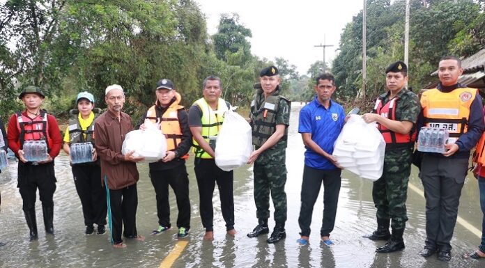 รอง ผอ.รมน. ภาค 4 สน. ลงพื้นที่ติดตามสถานการณ์น้ำท่วมบ้านท่าเรือ อ.รือเสาะ จ.นราธิวาส พร้อมนำถุงยังชีพไปมอบให้กับผู้ได้รับผลกระทบ