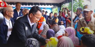 รองนายกรัฐมนตรี ลงพื้นที่ติดตามสถานการณ์น้ำท่วมในพื้นที่ ต.ปะกาฮะรัง อ.เมือง จ.ปัตตานี พร้อมนำถุงยังชีพมอบกับประชาชนที่ได้รับผลกระทบ