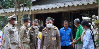 องคมนตรี ร่วมกับมูลนิธิราชประชานุเคราะห์ ในพระบรมราชูปถัมภ์ เชิญสิ่งของพระราชทาน มอบแก่ประชาชนที่ประสบอุทกภัย ในพื้นที่จังหวัดยะลา และจังหวัดนราธิวาส