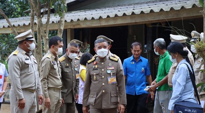 องคมนตรี ร่วมกับมูลนิธิราชประชานุเคราะห์ ในพระบรมราชูปถัมภ์ เชิญสิ่งของพระราชทาน มอบแก่ประชาชนที่ประสบอุทกภัย ในพื้นที่จังหวัดยะลา และจังหวัดนราธิวาส