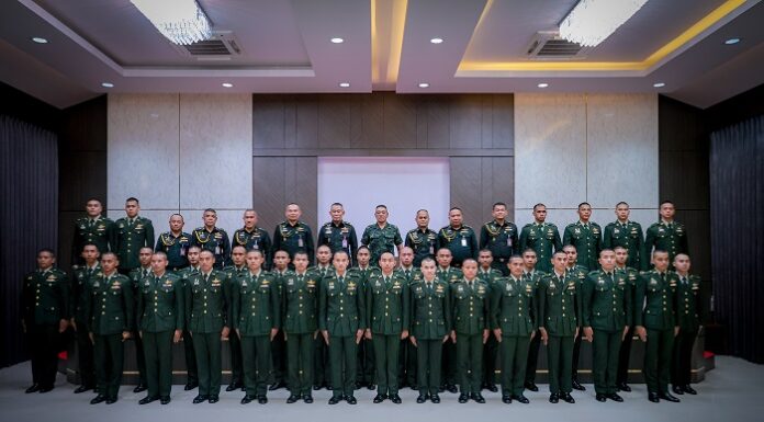 แม่ทัพภาคที่ 4 รับรายงานตัวนักเรียนนายร้อยจบใหม่!!! ลงหน่วยกองทัพภาคที่ 4 ประจำหน่วยทหารทั่วภาคใต้ 34 นาย